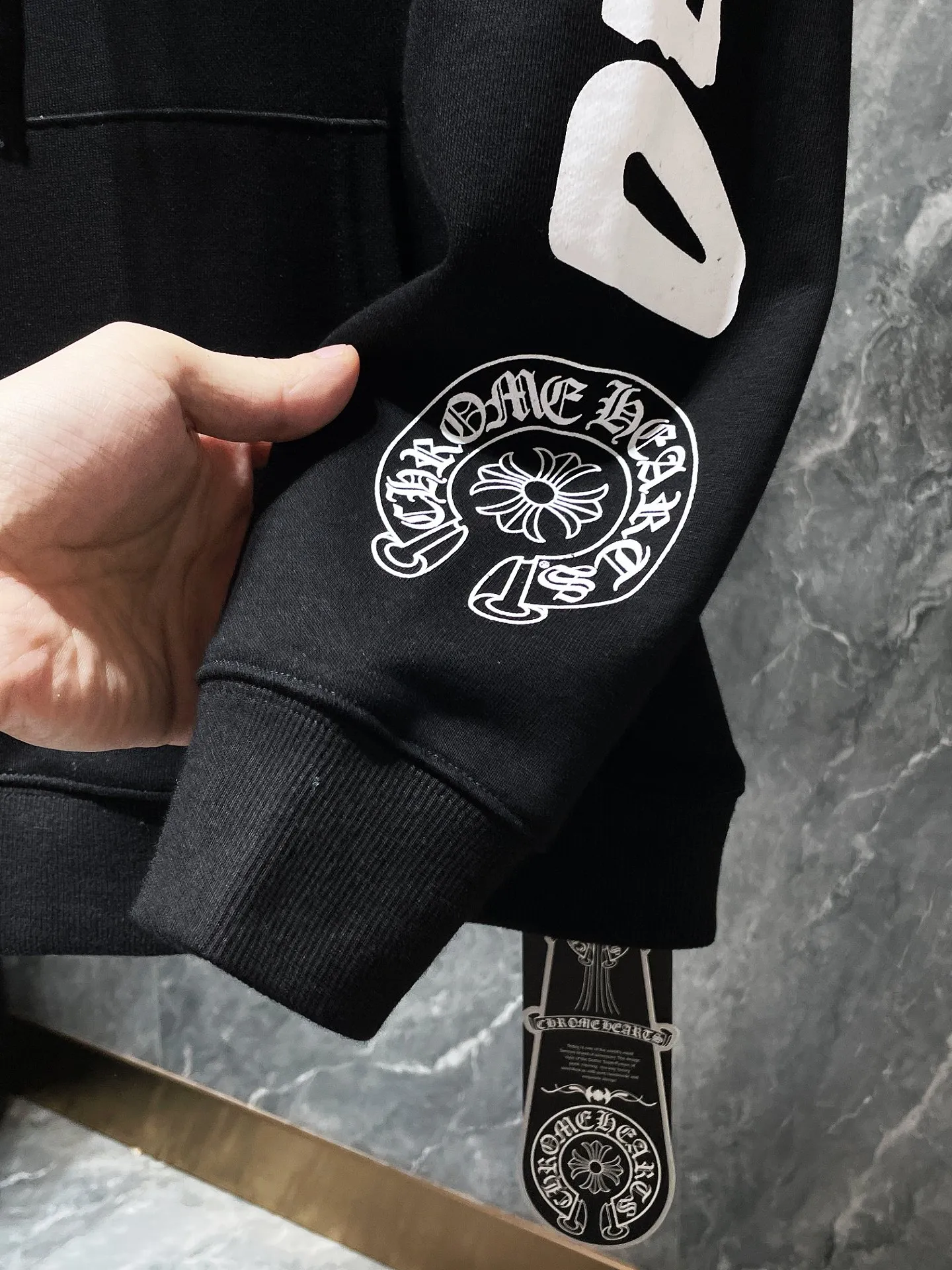 P246 Chrome Hearts Autumn and Winter 25ss. Counter synchronization. High gram weight, environmentally friendly and high-quality top-grade fabric. Big horseshoe deadly doll hooded sweatshirt. Imported environmentally friendly glue printing and dyeing. Counter synchronization. Re-engraved version 1:1. Recommended color: black. Size: S, M, L, XL.